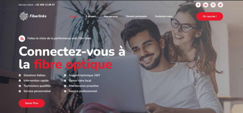 Un homme souriant portant des lunettes et une femme à lintérieur figurent sur la bannière du site Web de Fiberlinks, qui comprend un texte en français faisant la promotion de leurs services de fibre optique. Les coordonnées et les options de navigation sont soigneusement affichées en haut pour un accès facile.